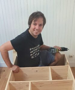 menuisier en train de fabriquer une bibliothèque