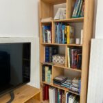 Bibliothèque adaptée aux dimensions de la pièce