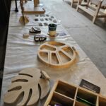 plusieurs objets en bois fabriqués à la main