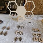 boucles d'oreilles en bois avec porte boucles d'oreilles
